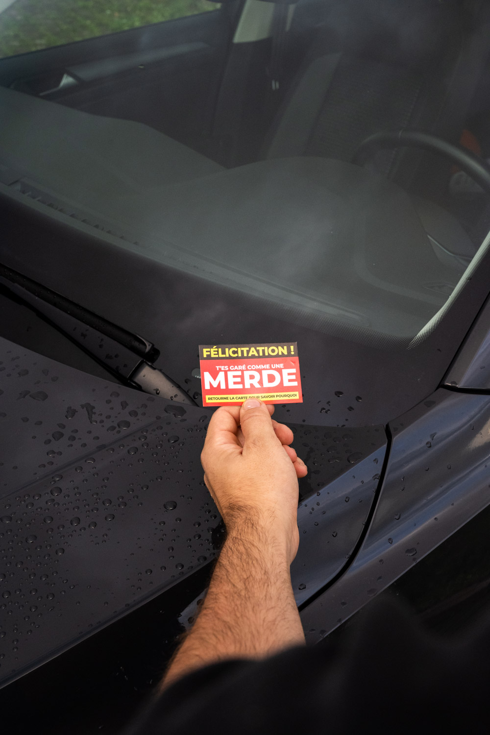 Photo d'une carte malgaré tenue dans une main Photo d'une carte malgaré tenue dans une main